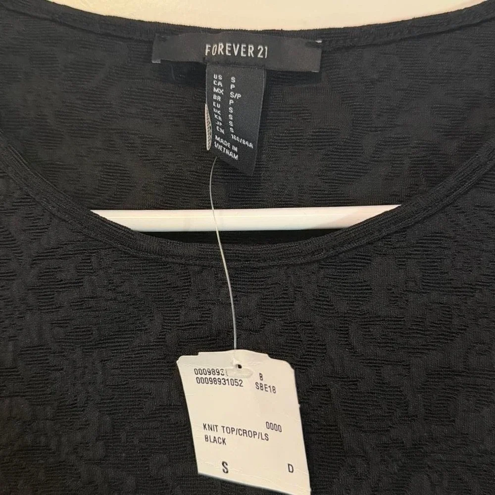 Forever 21 black long sleeve crop top in size S